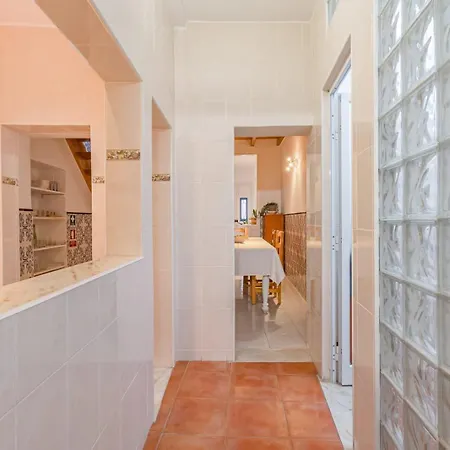 Сasa de vacaciones 4-bedroom Townhouse With Terrace In Center Oldtown *