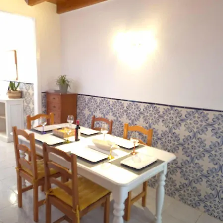 4-bedroom Townhouse With Terrace In Center Oldtown Дом отдыха Лагуш
